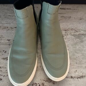 men’s Nike Stefan Janoski slip on shoes/boots. excellent preowned condition.